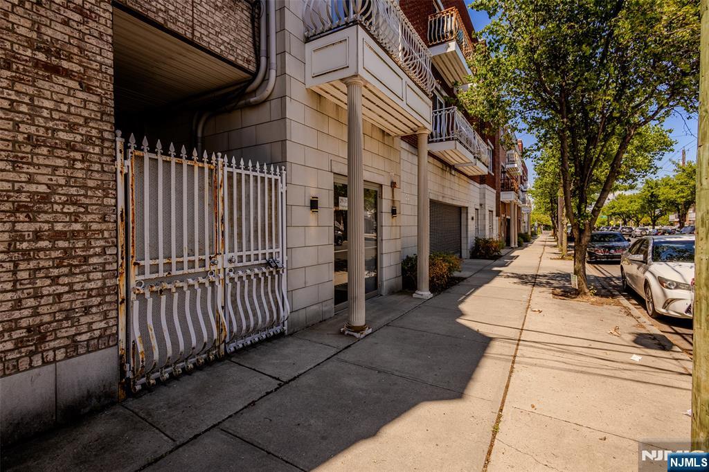 main property photo 28