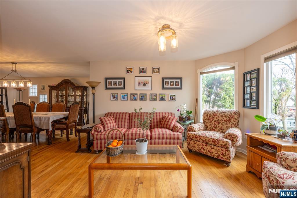 property viewer photo 4