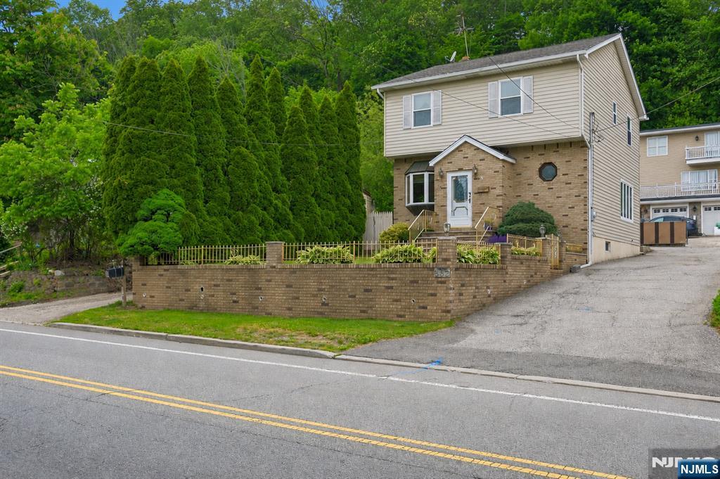 main property photo 4