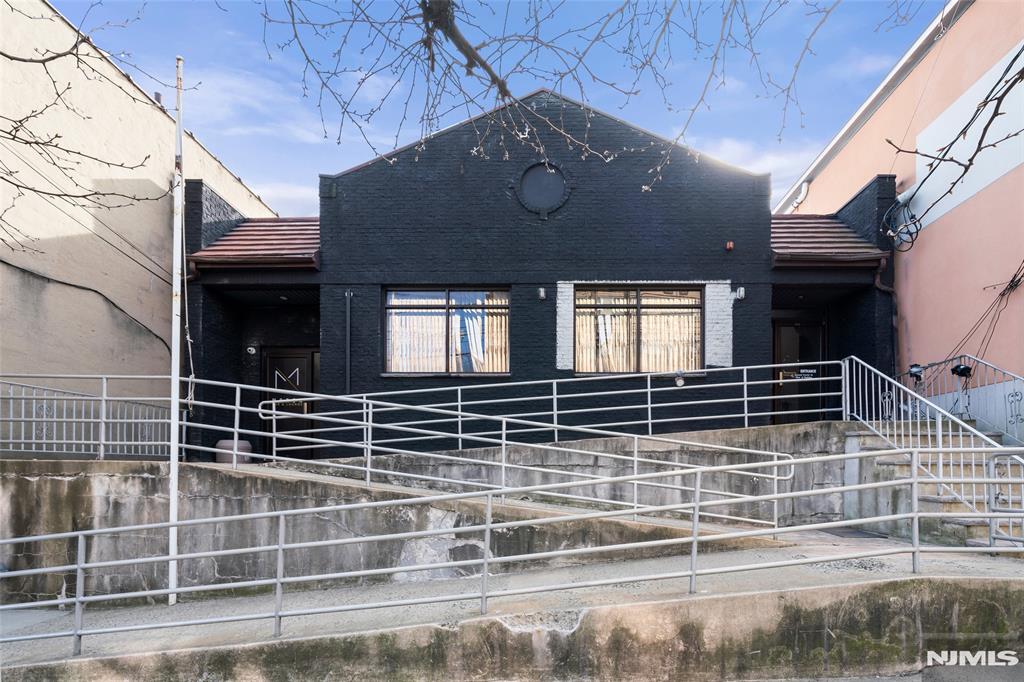 main property photo 13