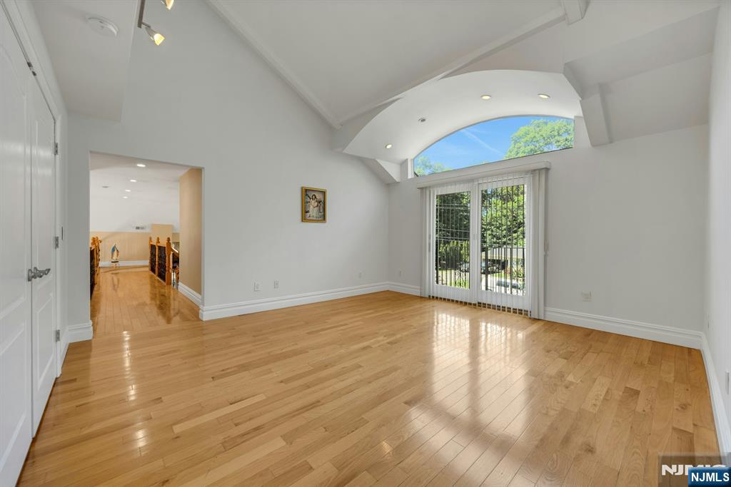 property viewer photo 32