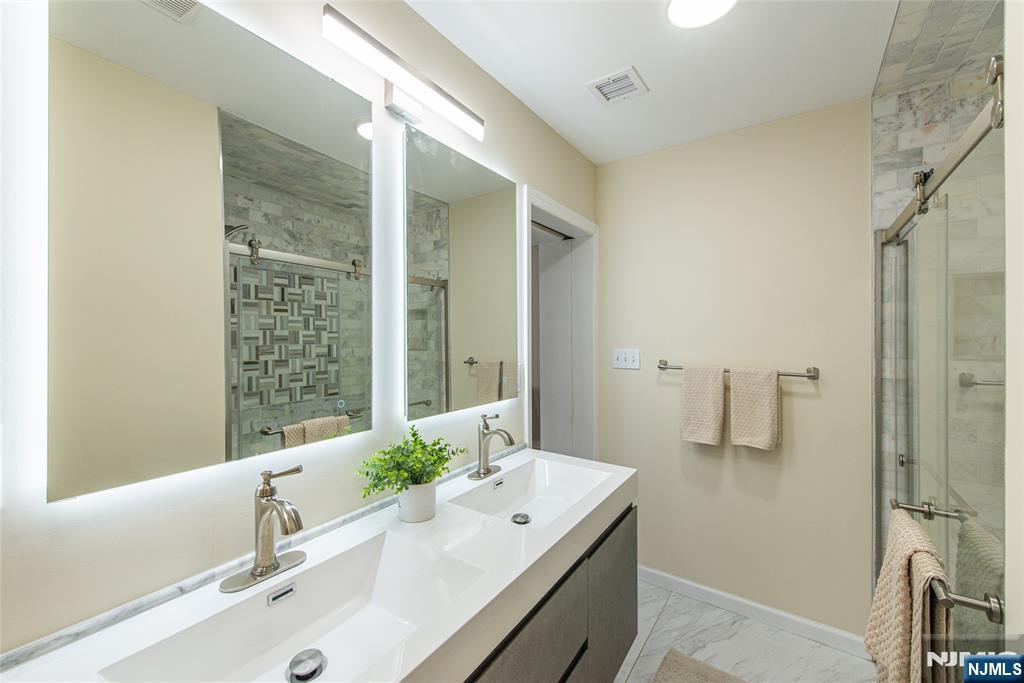 property viewer photo 27