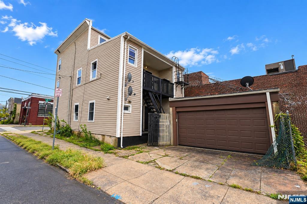 main property photo 28