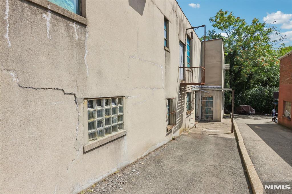 main property photo 28