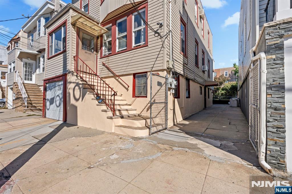 main property photo 40