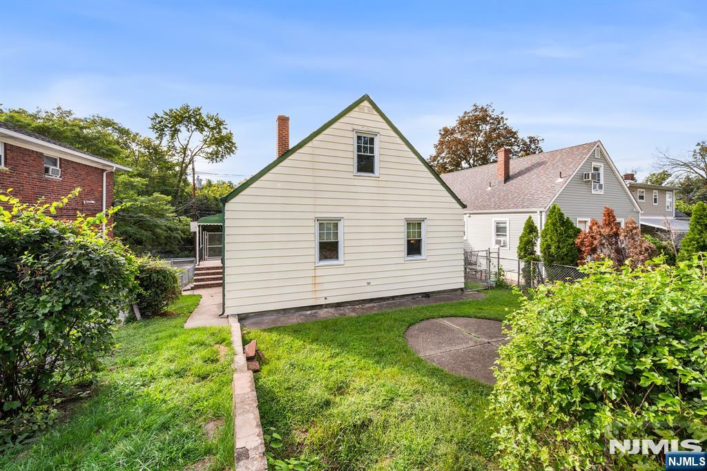 main property photo 28