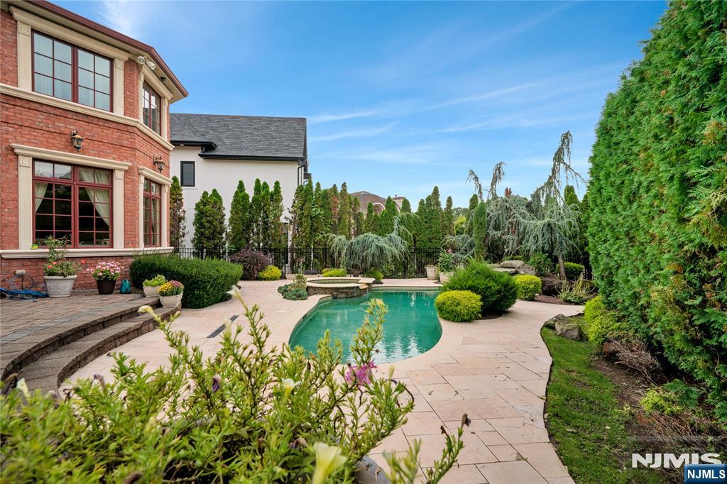 main property photo 40