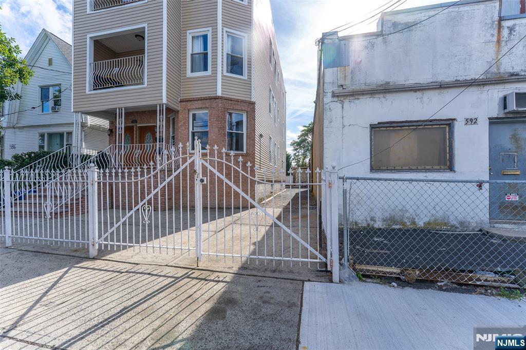 main property photo 30