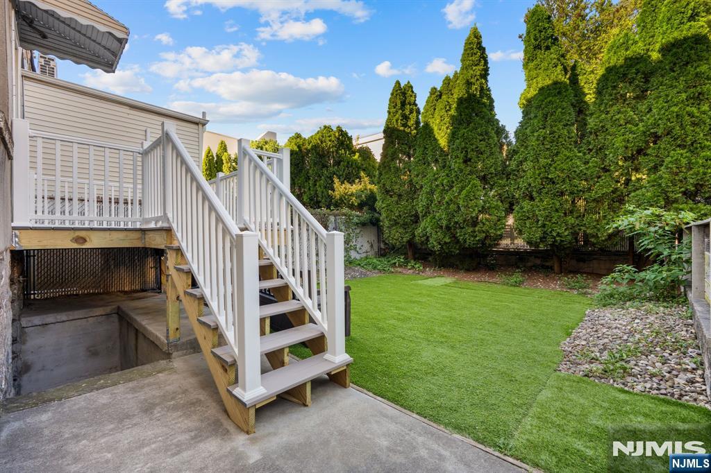 main property photo 28