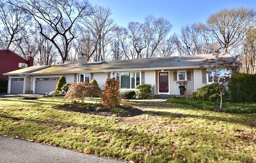 11 Woodlawn Rd, Dartmouth, MA 02747