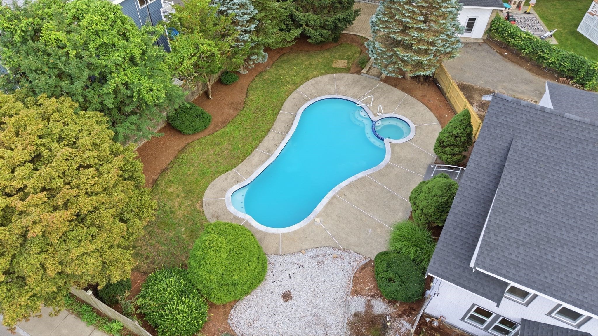 main property photo 40