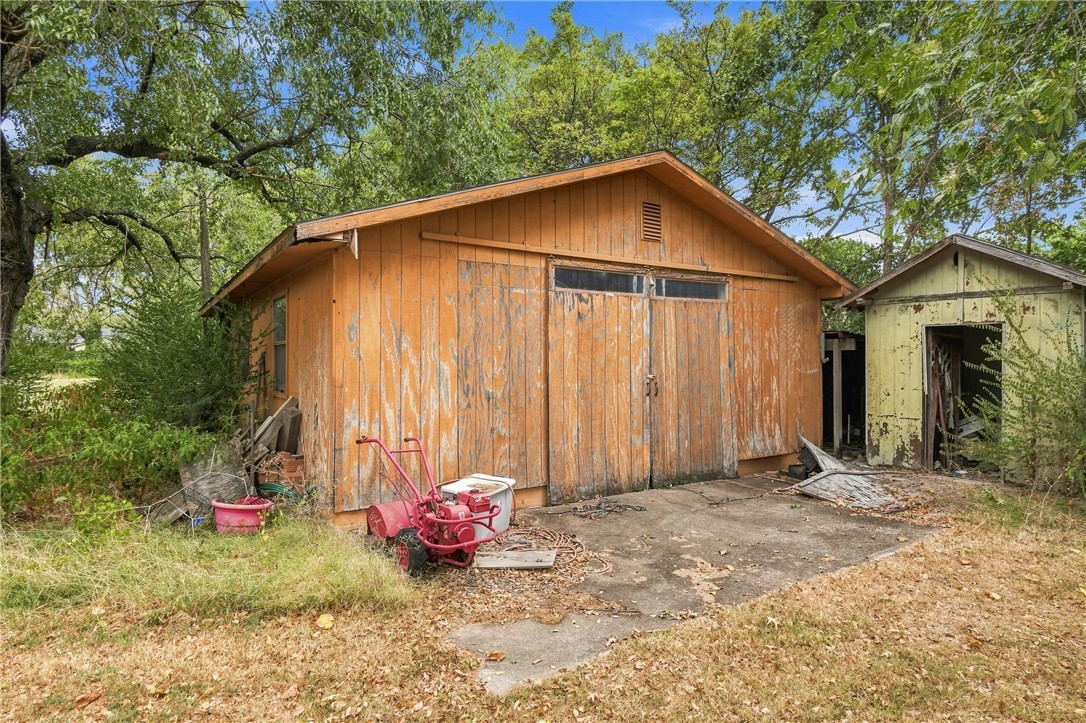 main property photo 40