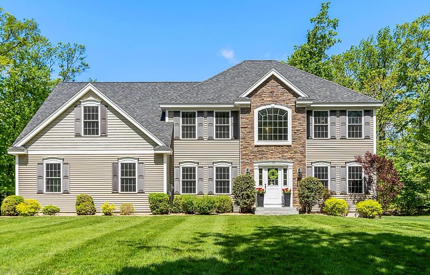 49 London Bridge Rd, Windham, NH 03087