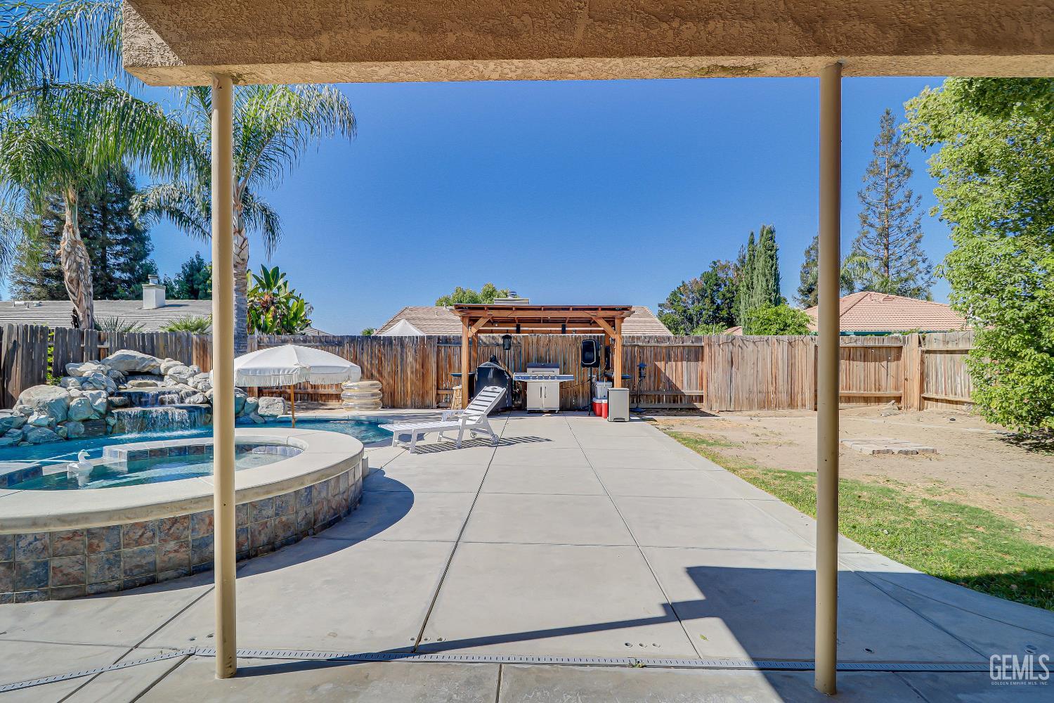 main property photo 30