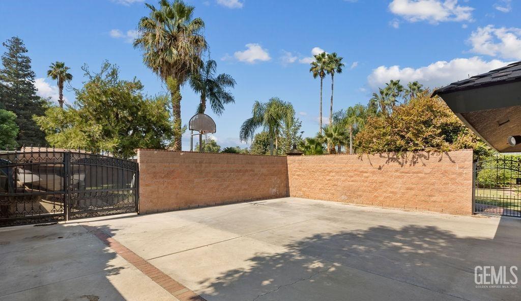 main property photo 30
