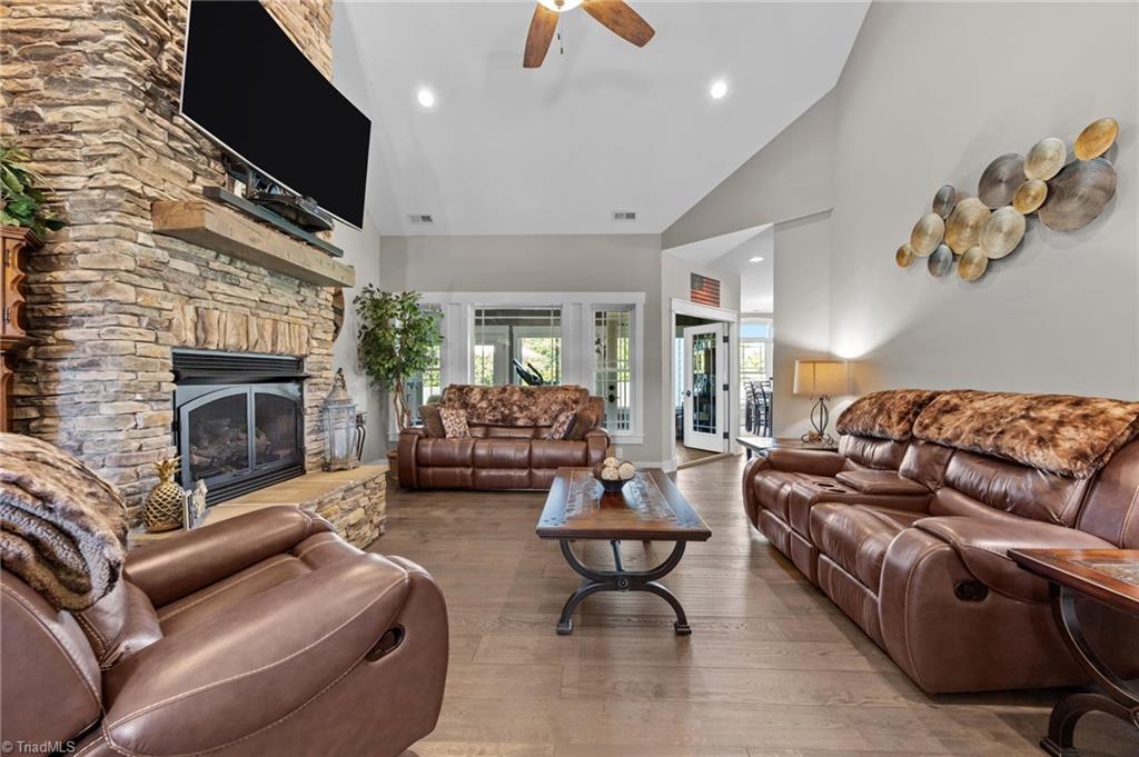 property viewer photo 5