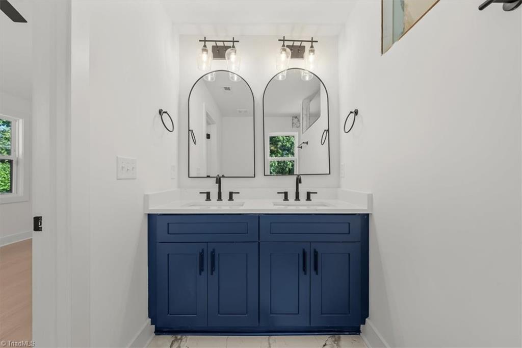 property viewer photo 9