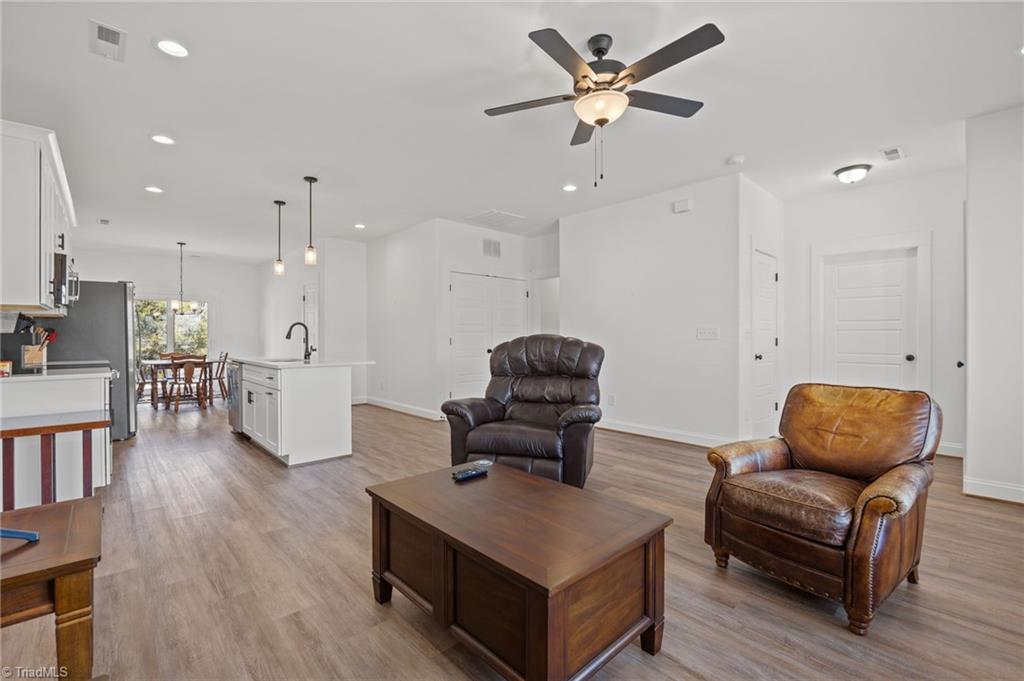 property viewer photo 3
