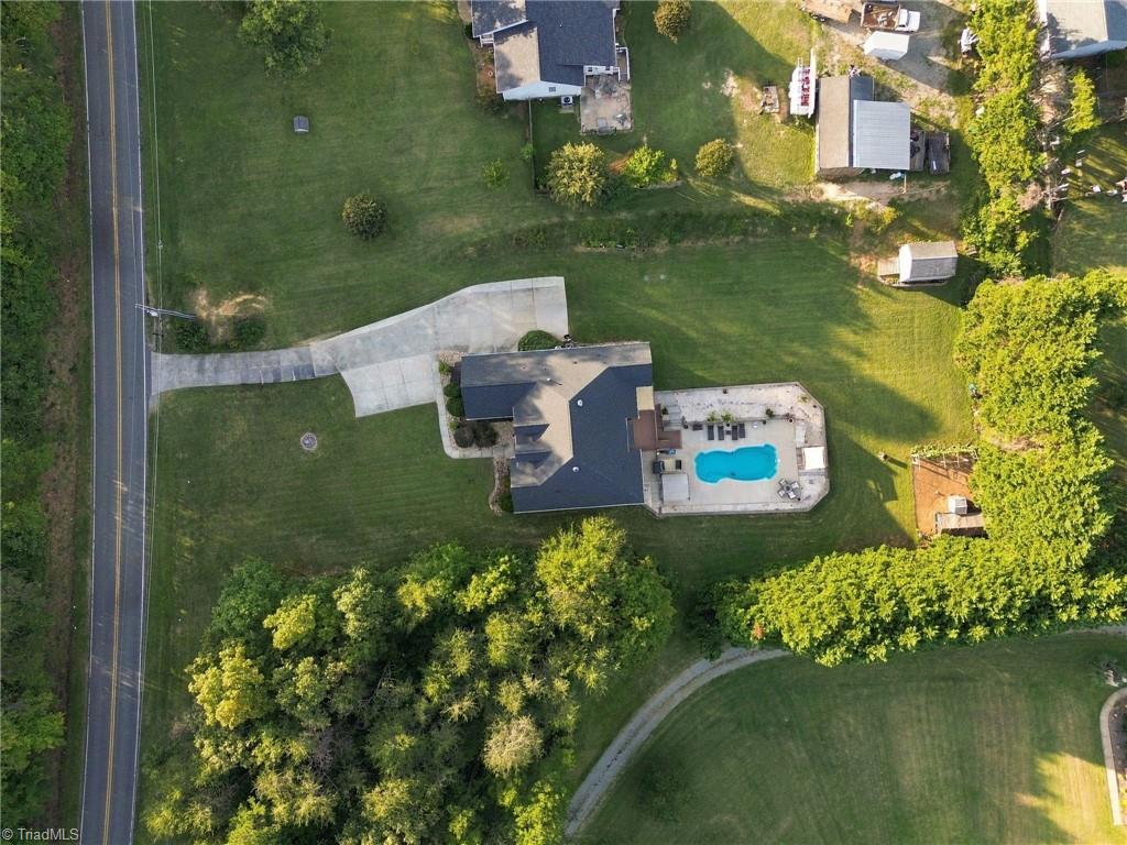 main property photo 40