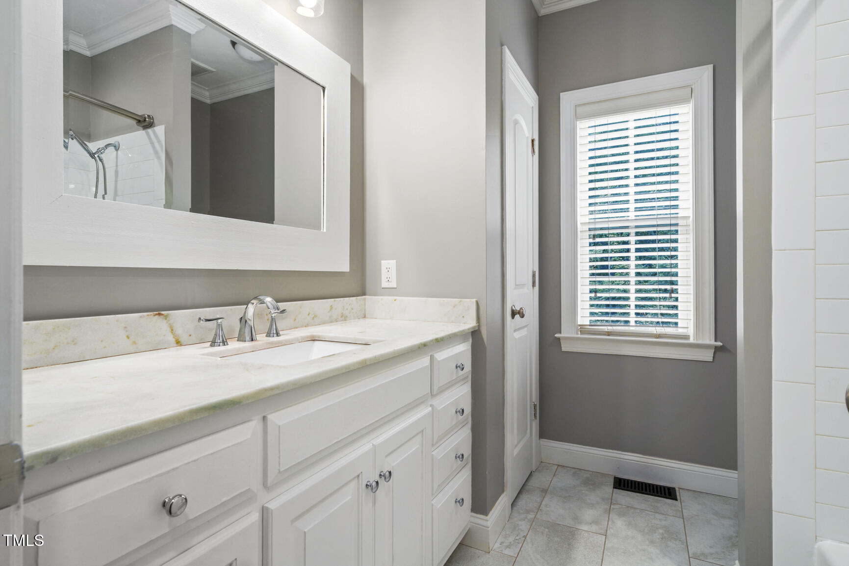 property viewer photo 18