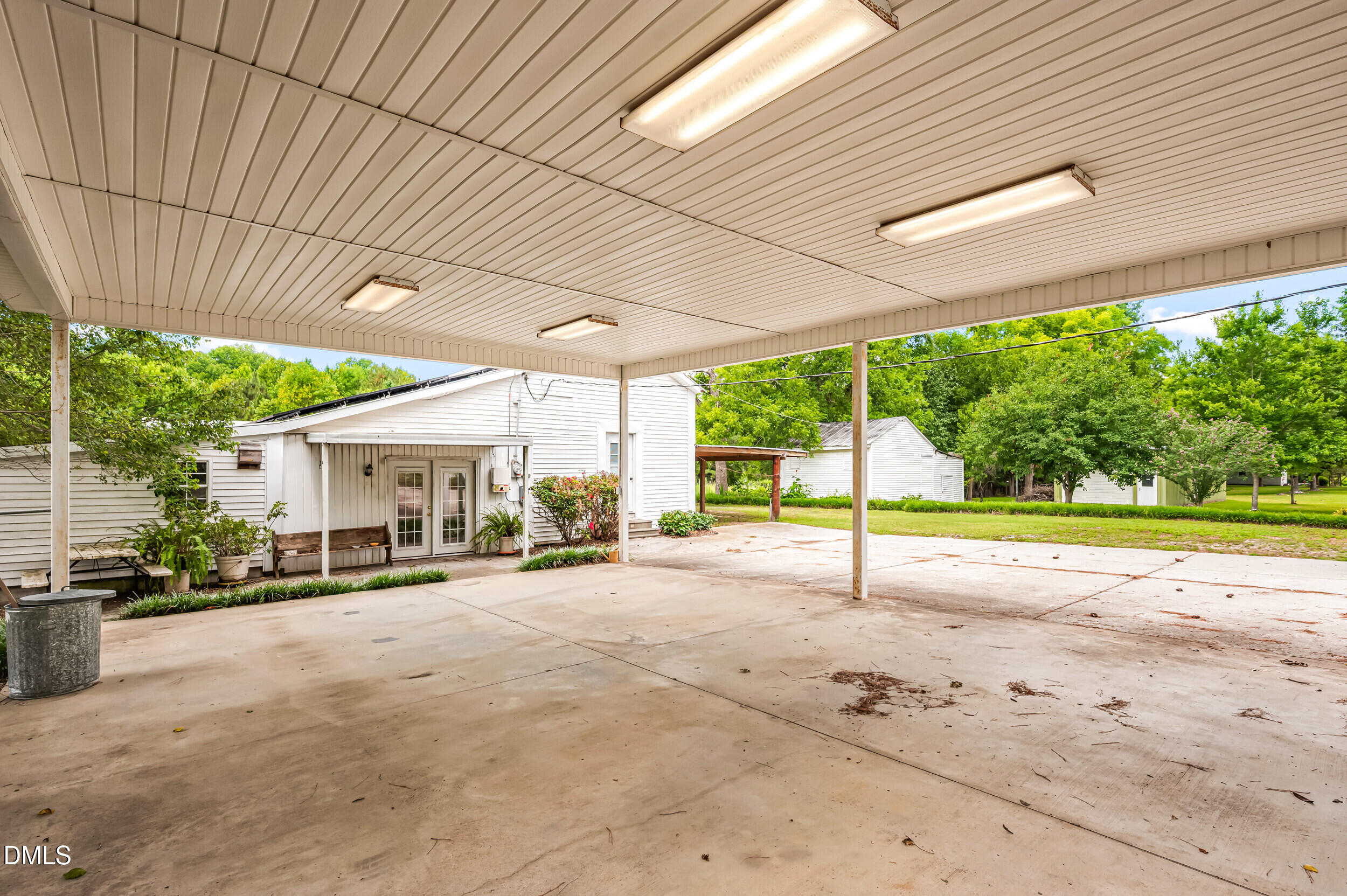 main property photo 28