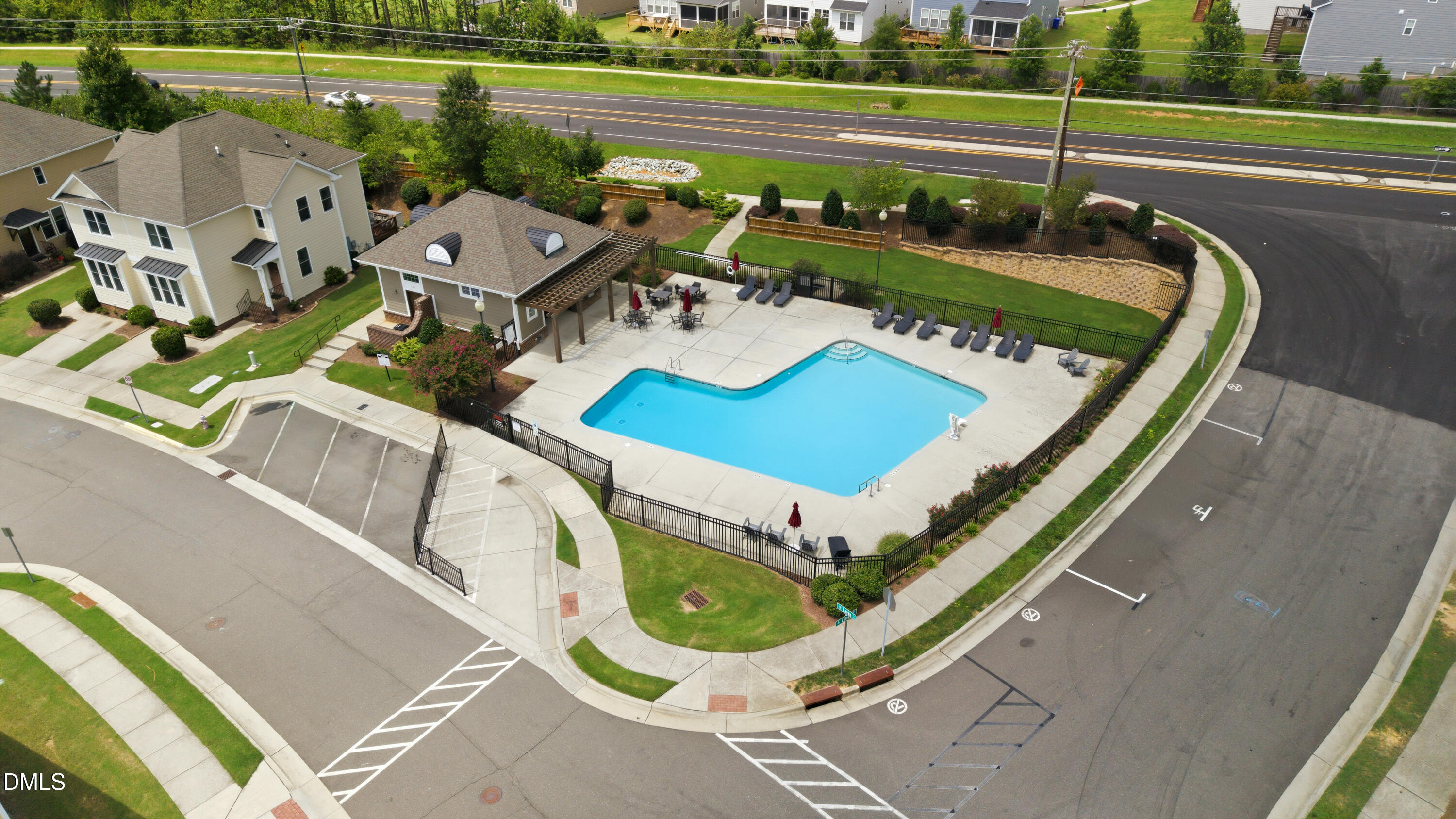 main property photo 28