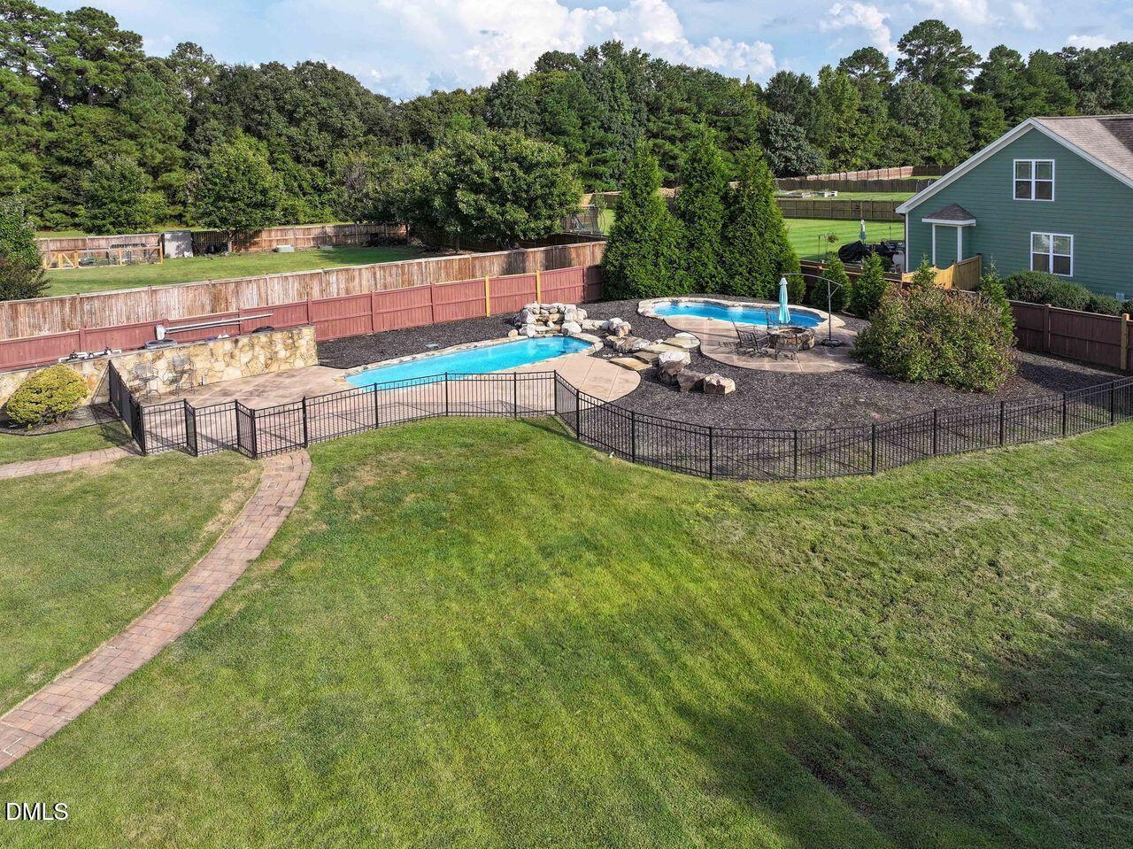 main property photo 8