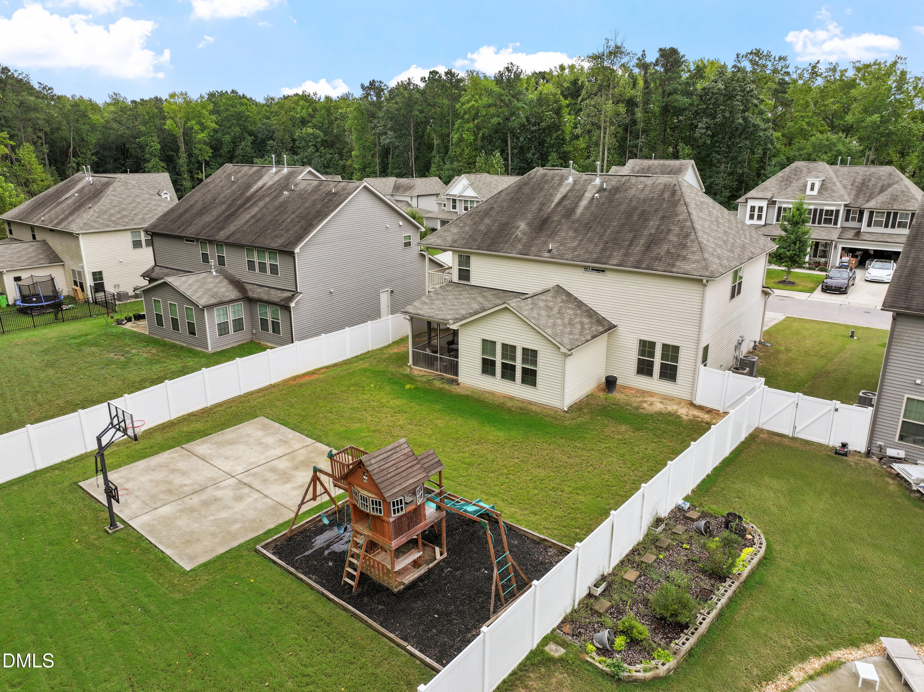 main property photo 28