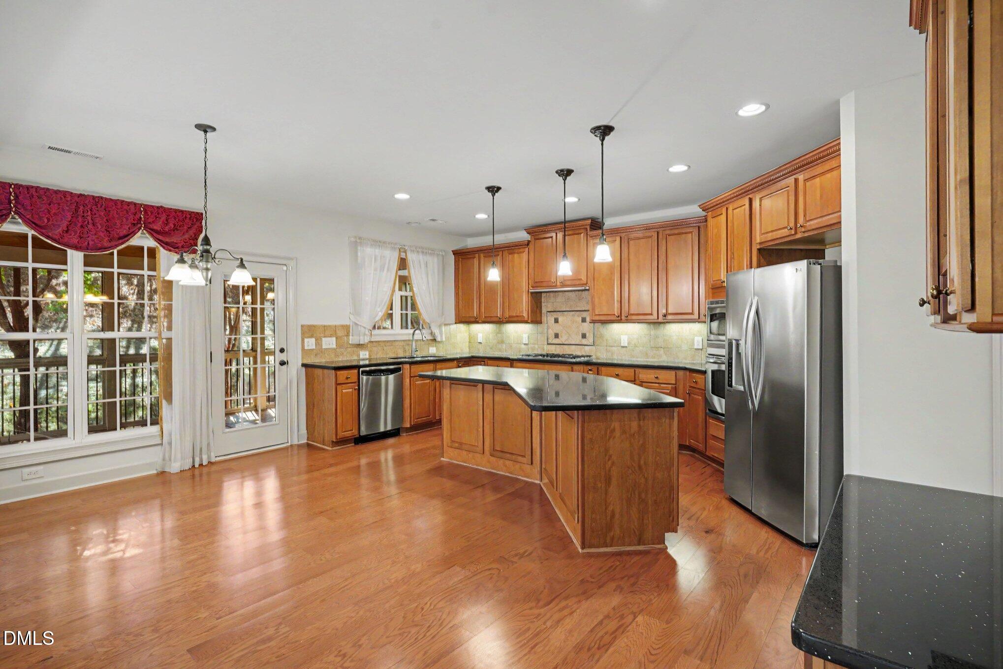main property photo 9