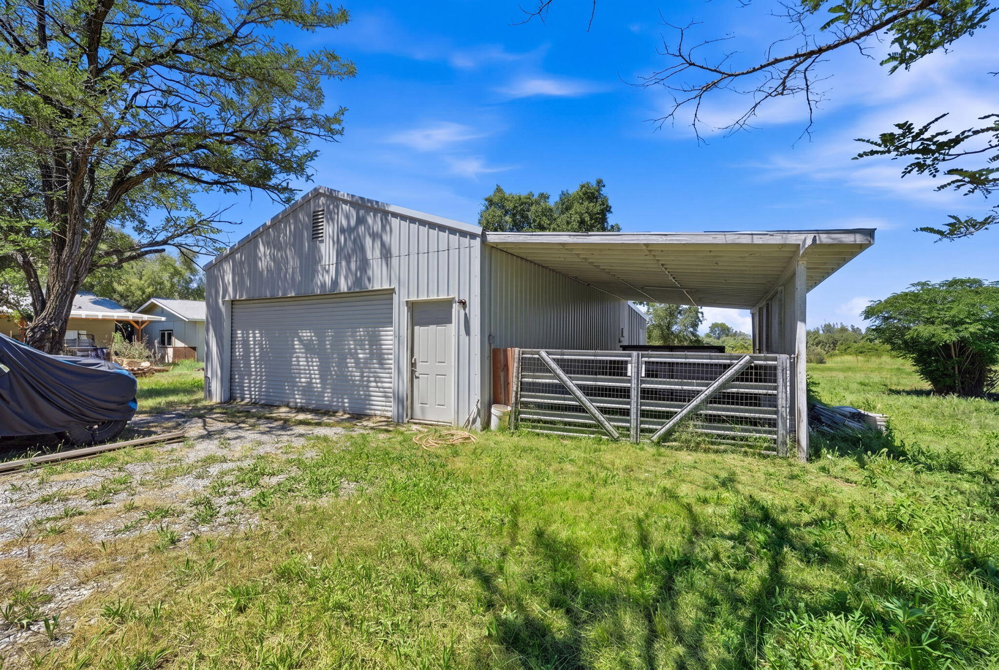 main property photo 28