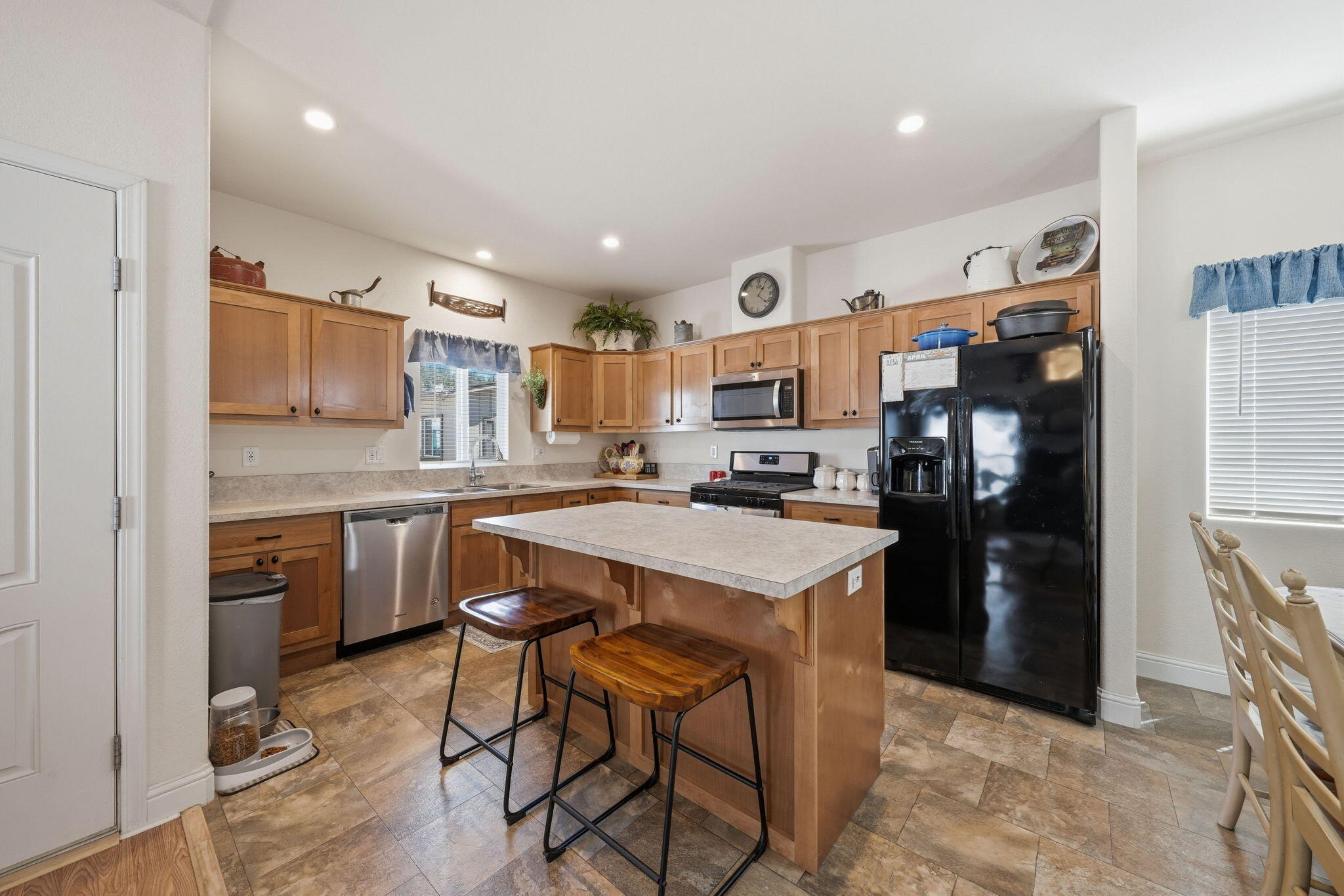 main property photo 6