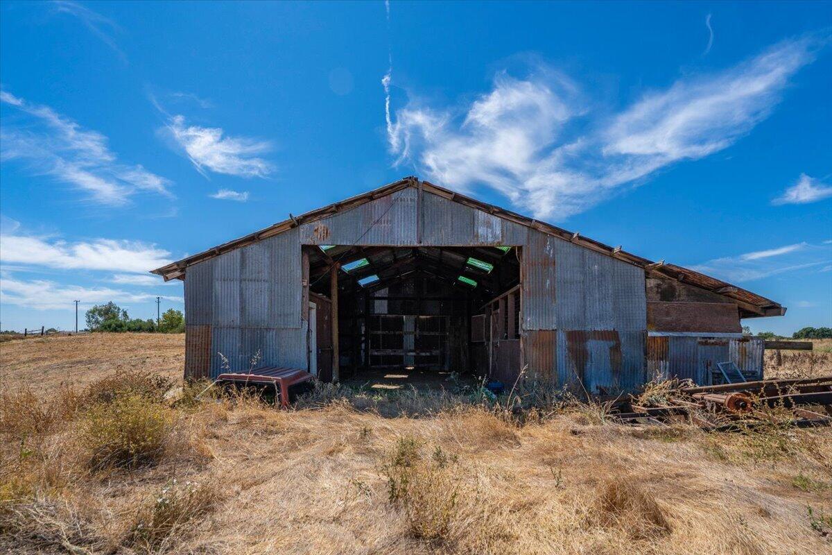 main property photo 30