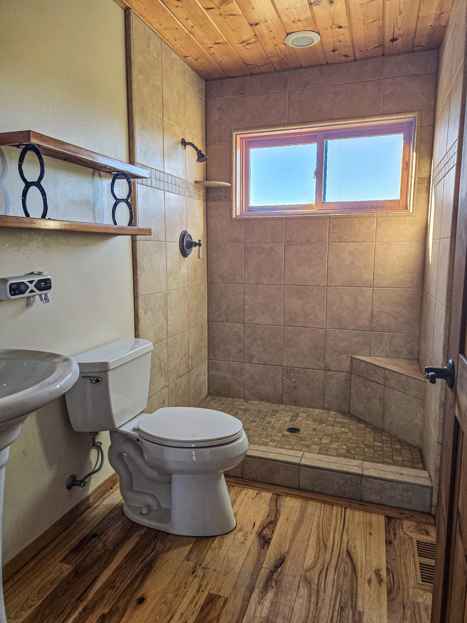 main property photo 16