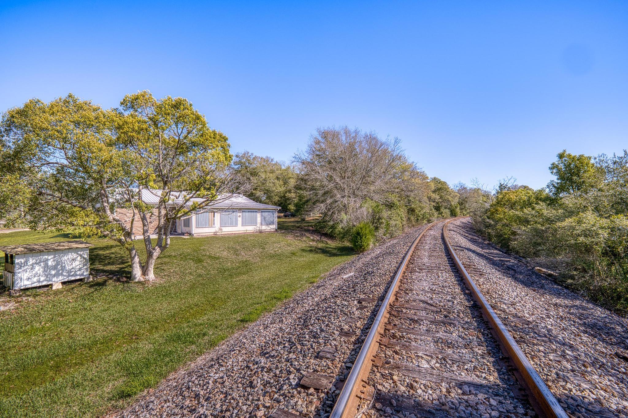 main property photo 30
